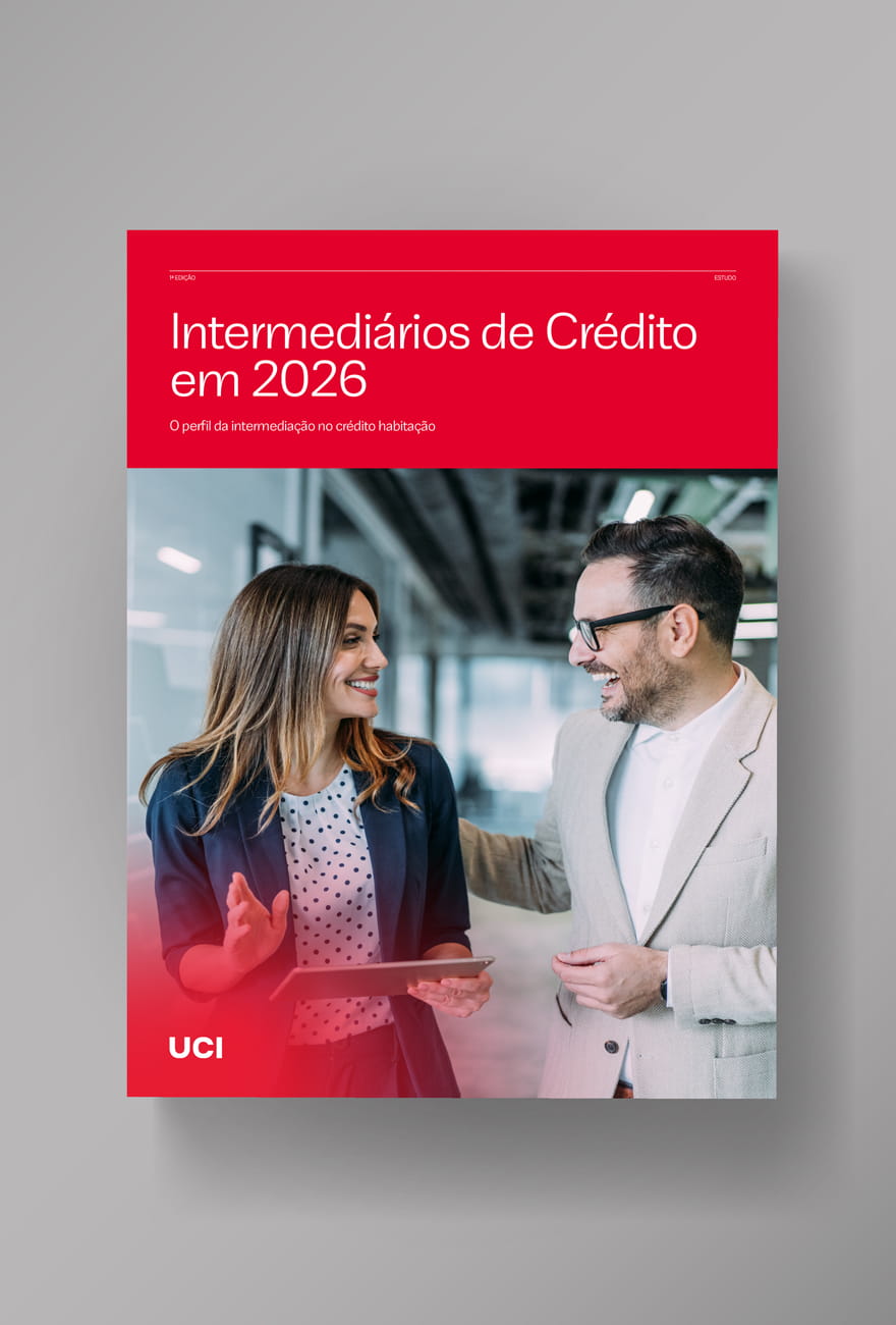Capa do estudo “Intermediários de Crédito em 2026” da UCI, com dois intermediários de crédito num ambiente de escritório a consultar um tablet, cenário associado ao papel dos intermediários de crédito no apoio, aconselhamento e contratação de crédito habitação.