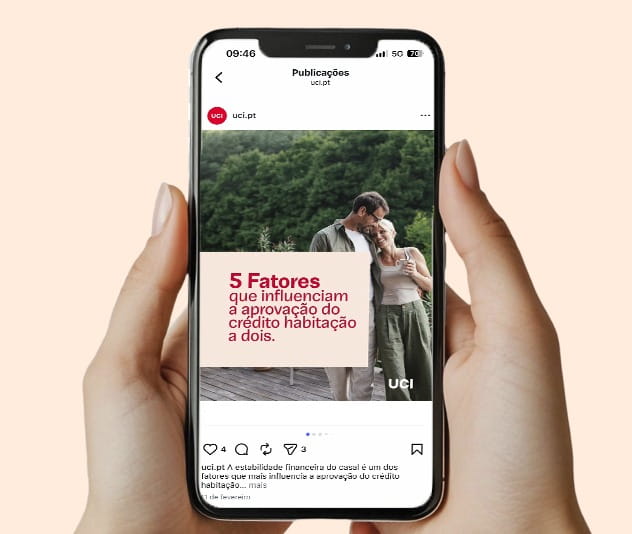 Imagem que retrata uma pessoa a navegar pelo Instagram da UCI e a ver um post da UCI sobre os 5 fatores que influenciam a aprovação do crédito habitação a dois.